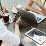 Tim bisnis berdiskusi di ruang pertemuan saat membangun kehadiran LinkedIn perusahaan