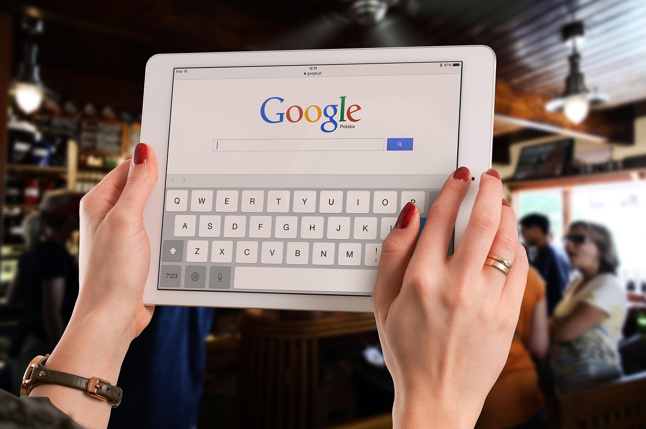 Pemilik usaha mengelola bisnis lewat perangkat digital