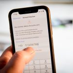 Smartphone dengan aplikasi WhatsApp untuk bisnis