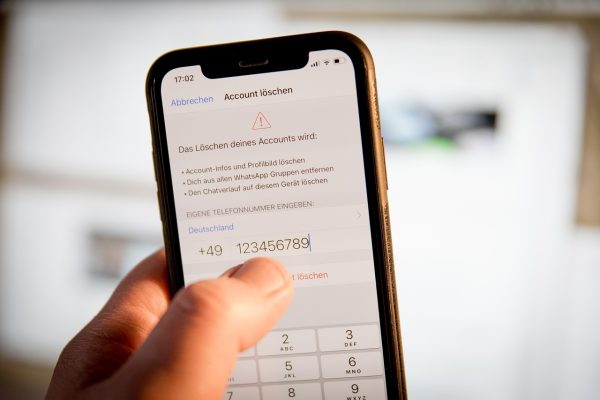 Smartphone dengan aplikasi WhatsApp untuk bisnis