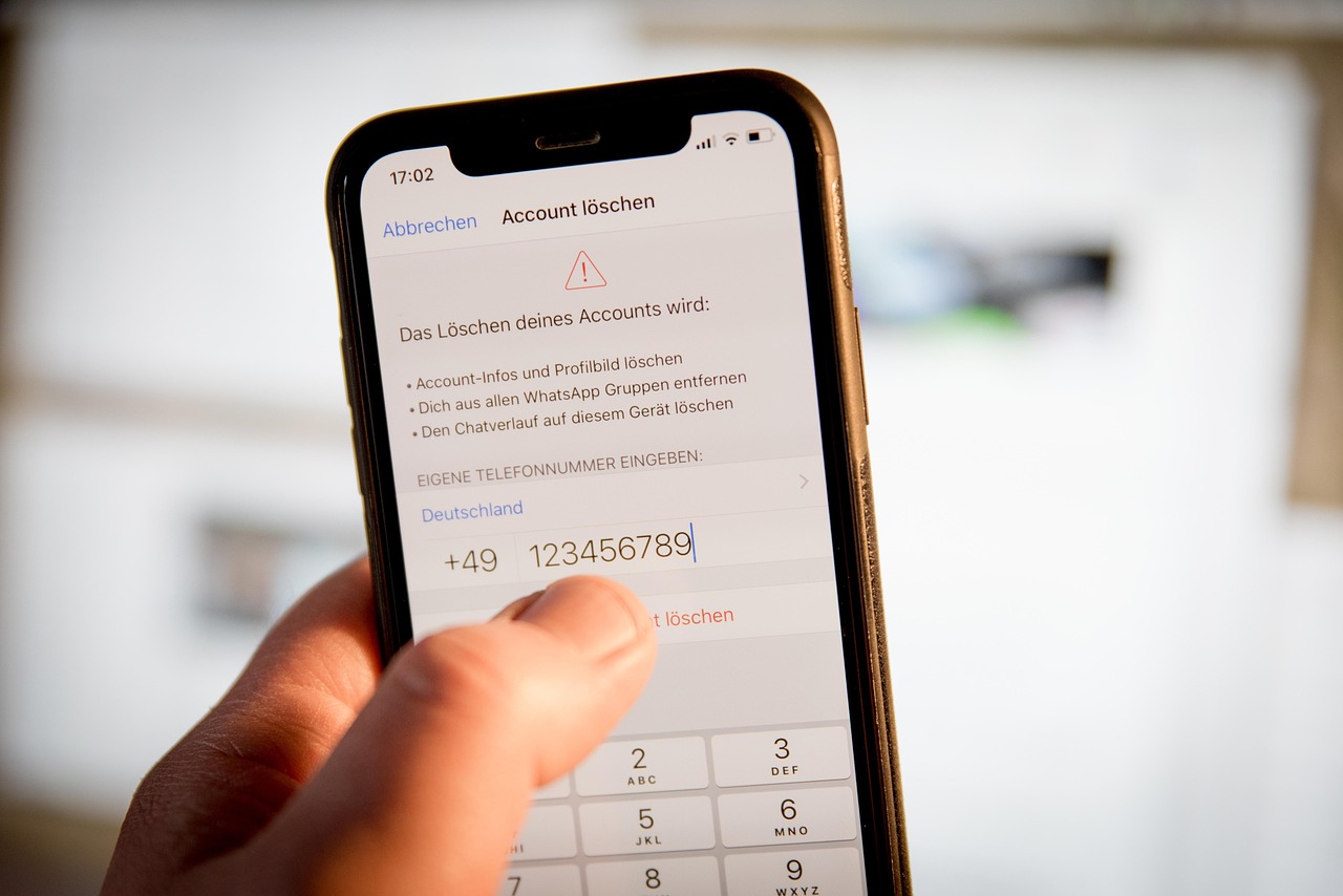 Smartphone dengan aplikasi WhatsApp untuk bisnis