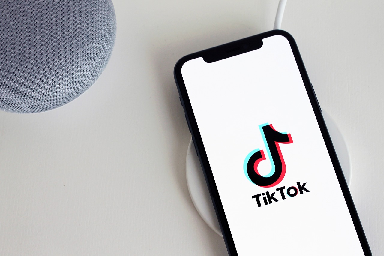 Smartphone dengan aplikasi media sosial dan TikTok