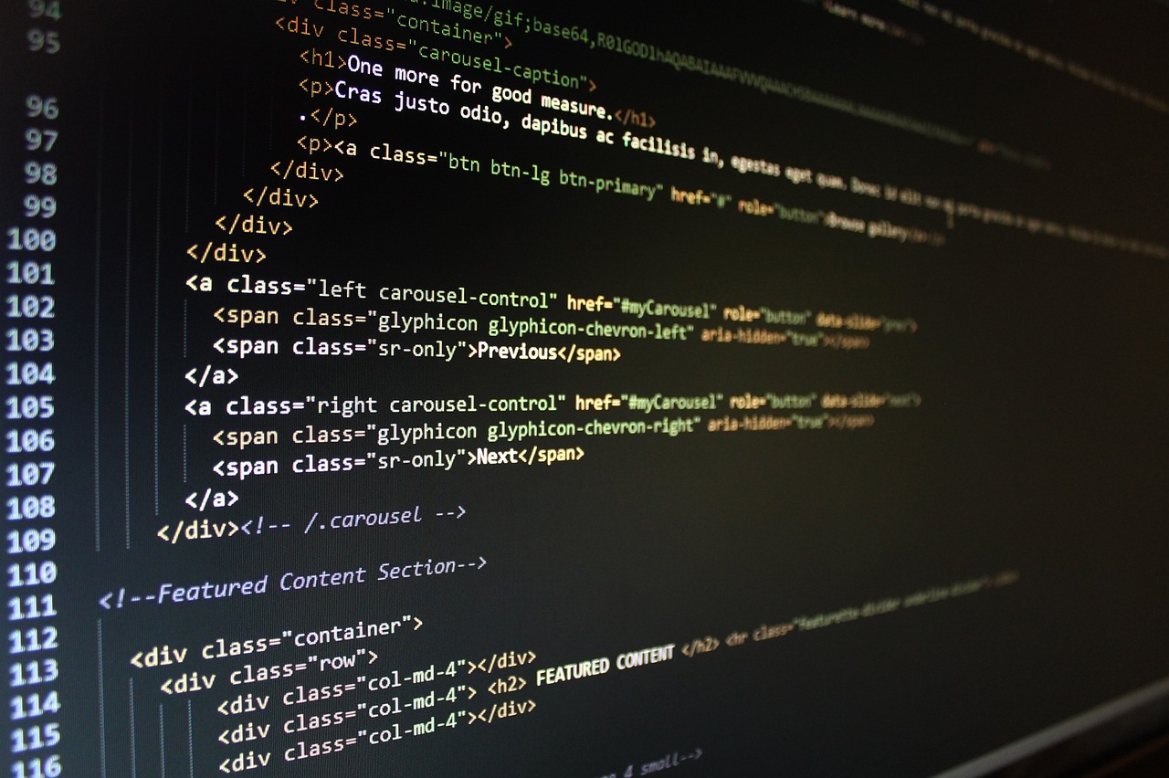 Laptop dengan kode website dan SEO di layar