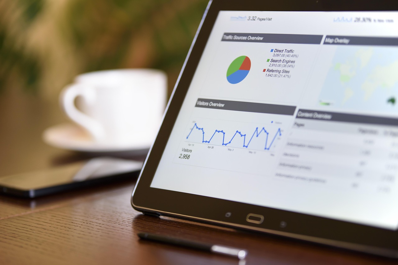 Perbandingan Google Analytics 4 vs Search Console: Kapan Pakai yang Mana?