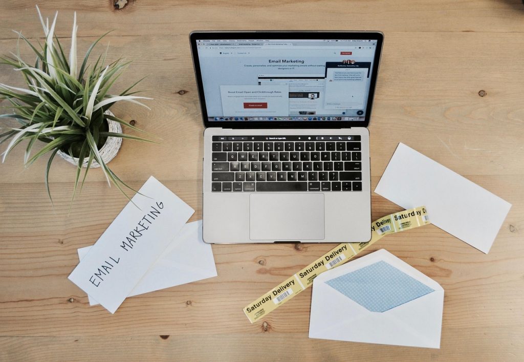 Email newsletter dibuka di laptop