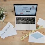 Email newsletter dibuka di laptop