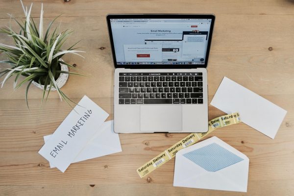 Email newsletter dibuka di laptop