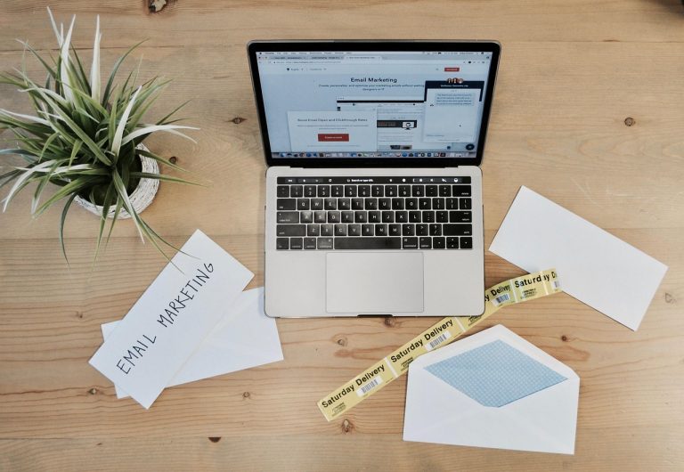 Email newsletter dibuka di laptop