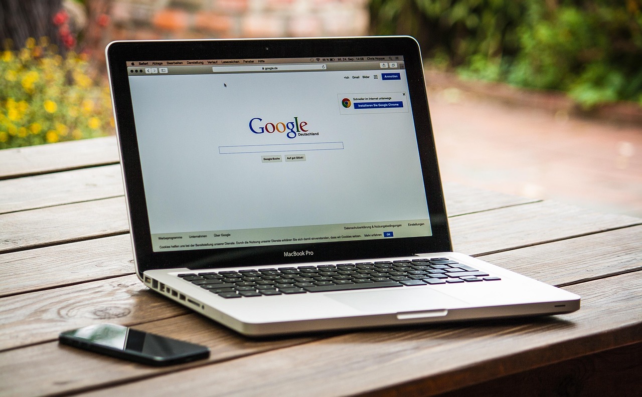 Perbandingan Google Keyword Planner vs Ubersuggest untuk Riset Keyword