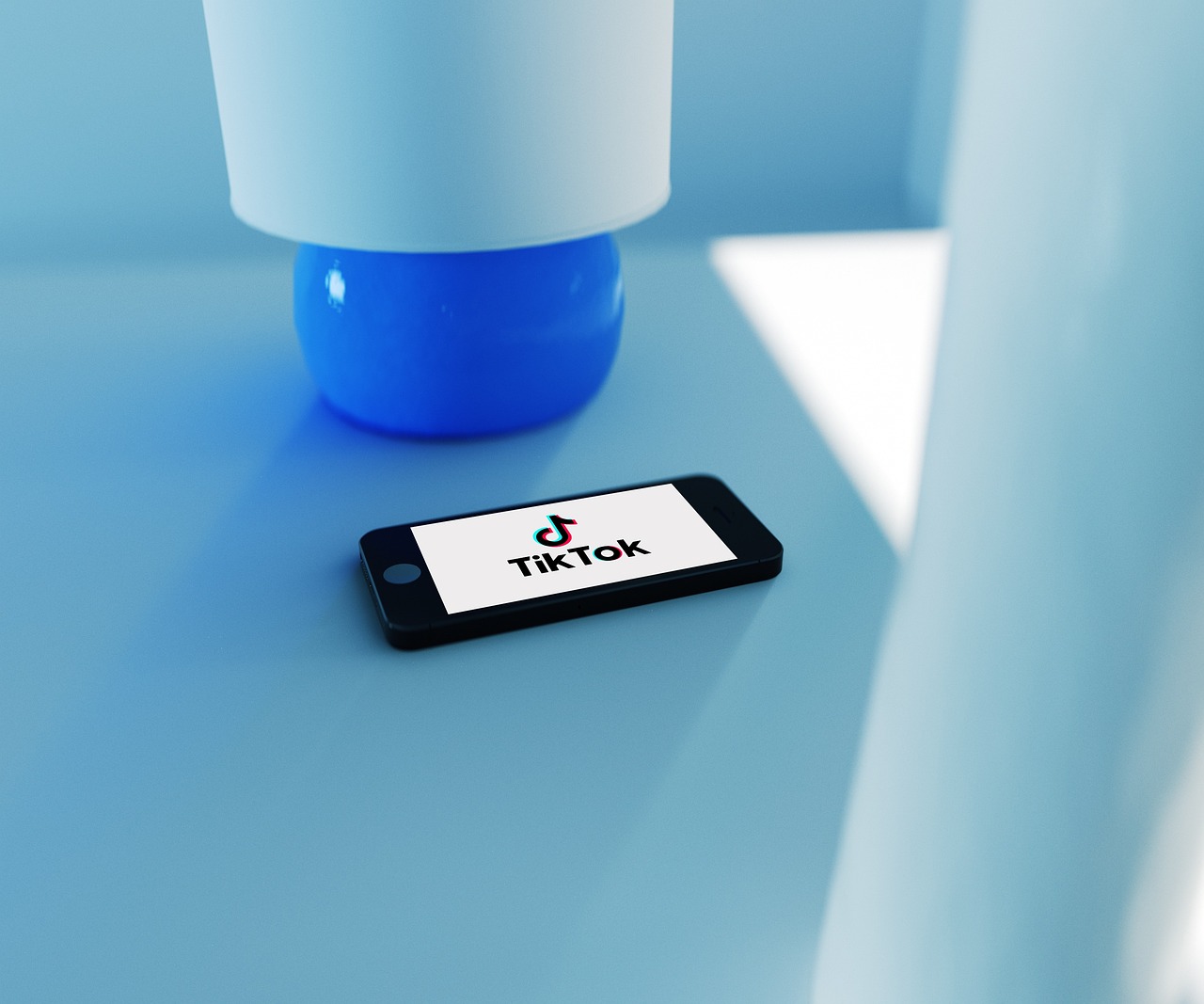 Konten media sosial di layar smartphone