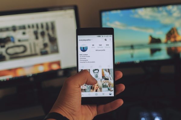 Ponsel menampilkan video pendek TikTok