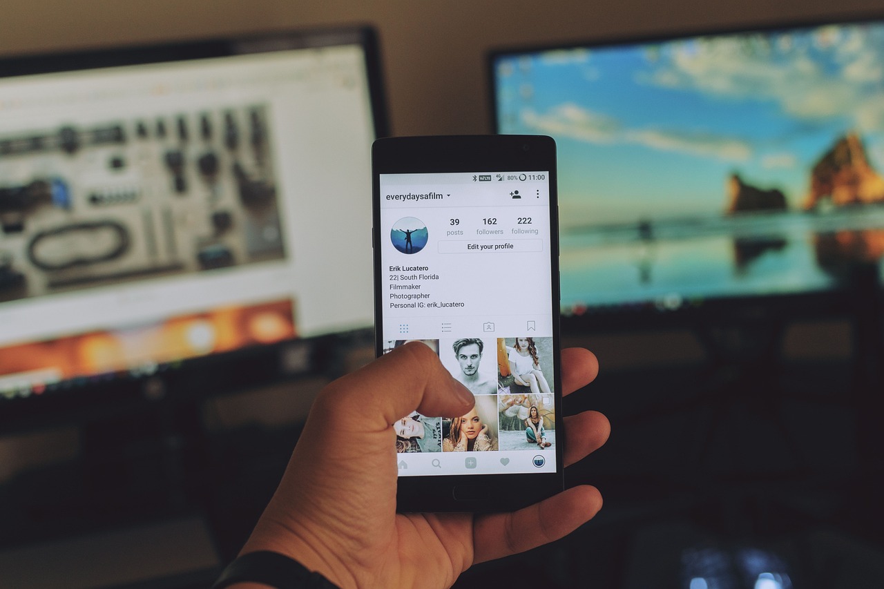 Ponsel menampilkan video pendek TikTok