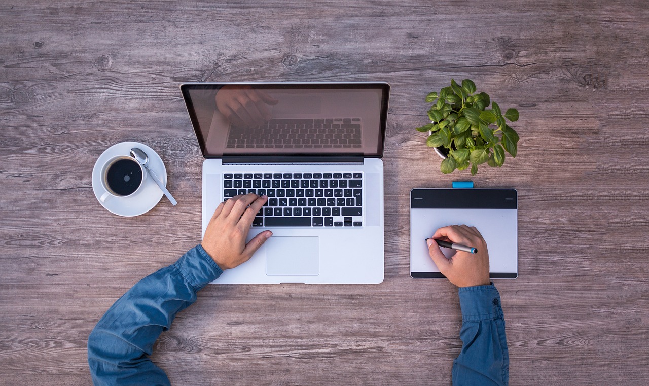 Canva vs Photoshop untuk bisnis kecil